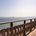 Astro Renovated & Seaview Апартаменты