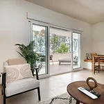Апартаменты Astro Renovated & Seaview *