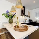 Astro Renovated & Seaview Апартаменты *