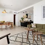 Апартаменты Astro Renovated & Seaview *