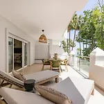 Апартаменты Astro Renovated & Seaview