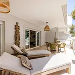 Апартаменты Astro Renovated & Seaview *