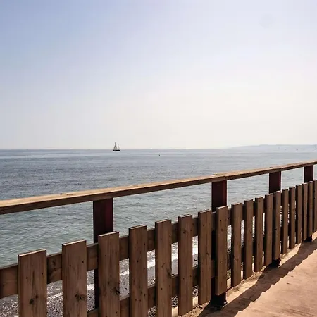 Astro Renovated & Seaview דירה