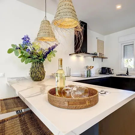 Astro Renovated & Seaview דירה *